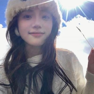 坐在酒吧里吃蛋糕